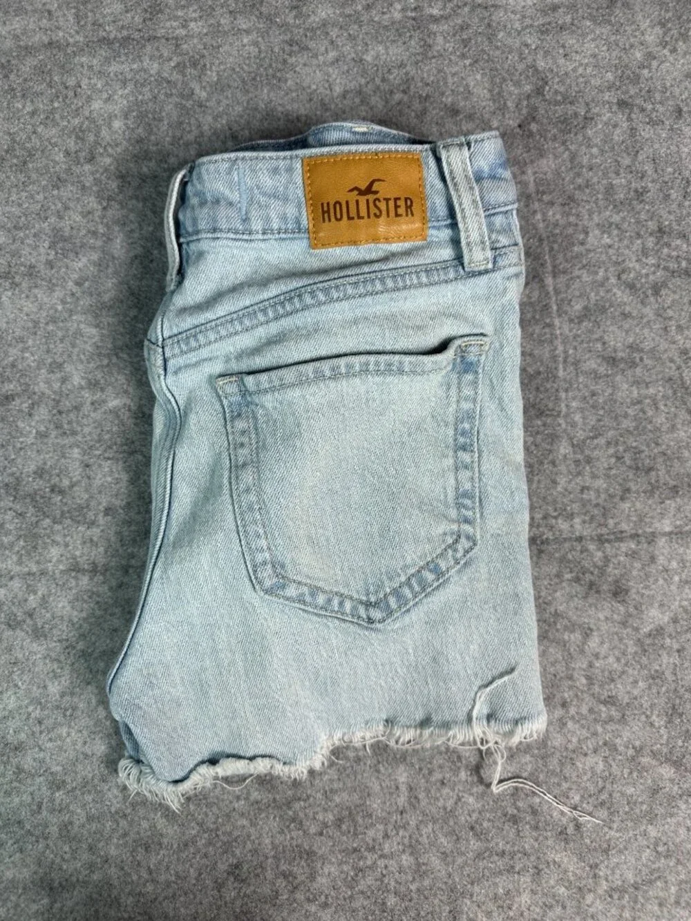 Hollister Ultra High Rise Mom Shorts Size 00 W24 Distressed Light Wash Denim
